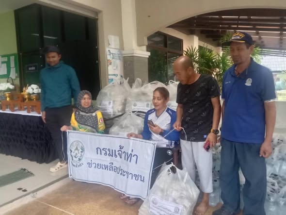 27 พ.ย.68 เวลา 14:00 น.
องค์การบริหารส่วนตำบลจะรังขอขอบคุณ นายอารีฟ สารอเอ็ง ผู้อำนวยการสำนักงานเจ้าท่าภูมิภาคสาขาปัตตานี ที่ได้ให้การสนับสนุนอาหาร 300 กล่อง และน้ำดื่ม 100 แพ็ค ให้แก่ผู้ประสบอุทกภัยน้ำท่วมในพื้นที่ ณ อบต.จะรัง อ.ยะหริ่ง จ.ปัตตานี