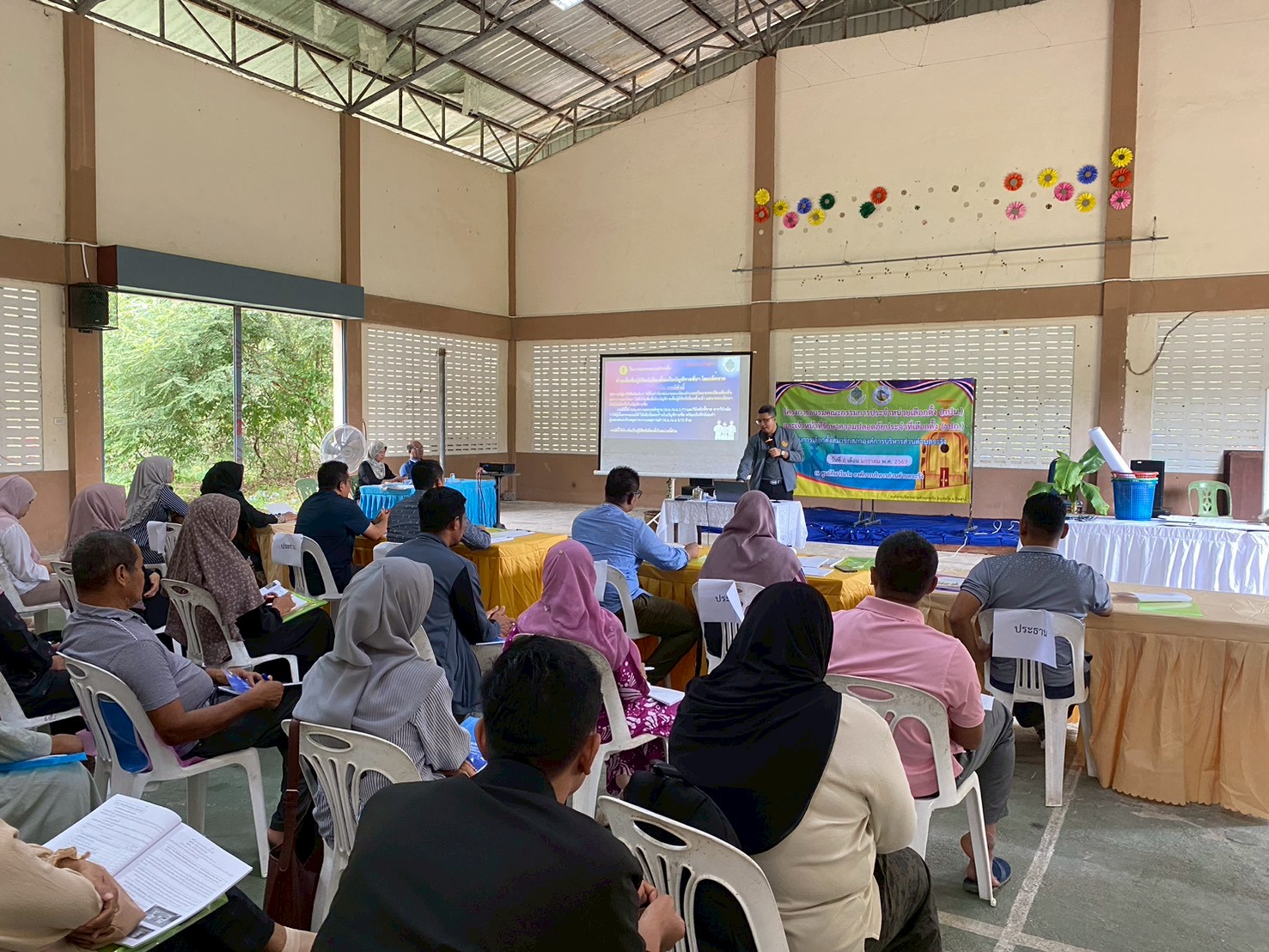 โครงอบรมคณะกรรมการประจำหน่วยเลือกตั้ง(กปน.)
และเจ้าหน้าที่รักษาความปลอดภัยประจำที่เลือกตั้ง(รปภ.)
ในการเลือกตั้งสมาชิกสภาองค์การบริหารส่วนตำบลจะรัง
ในวันที่ 6 มกราคม  2569
ณ ศูนย์กีฬาในร่ม องค์การบริหารส่วนตำบลจะรัง