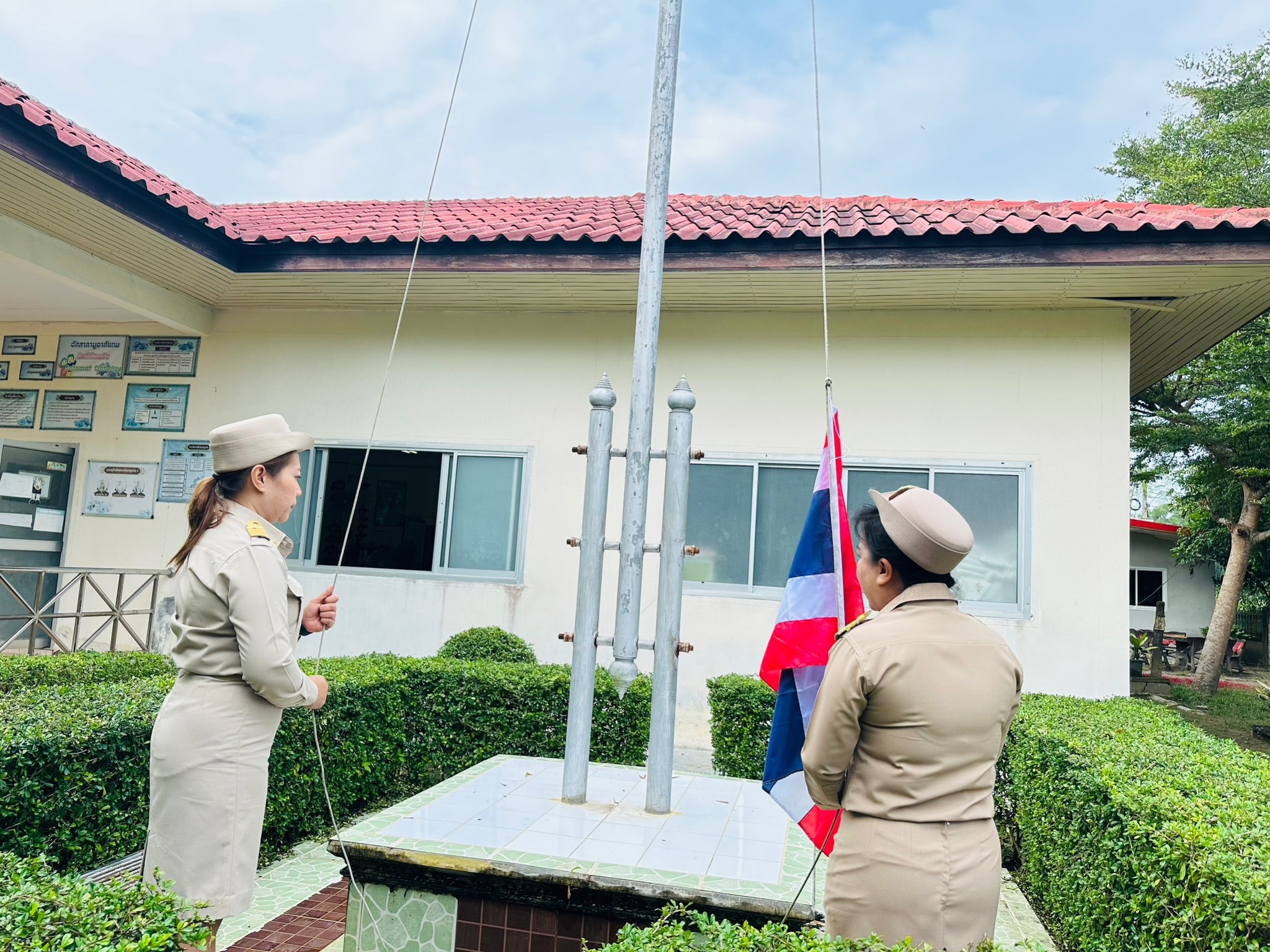 วันครบรอบ 106 ปี วันพระราชทานธงชาติไทย เป็นวันที่ระลึกโอกาสที่พระบาทสมเด็จพระมงกุฎเกล้าเจ้าอยู่หัว (รัชกาลที่ 6) ทรงพระราชทานธงไตรรงค์เป็นธงชาติไทย